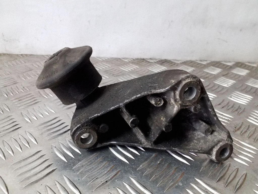 Dzinēja stiprinājuma kronšteins 4A0199343