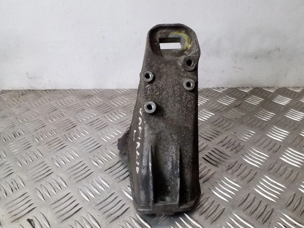 Dzinēja stiprinājuma kronšteins 4A0199307A