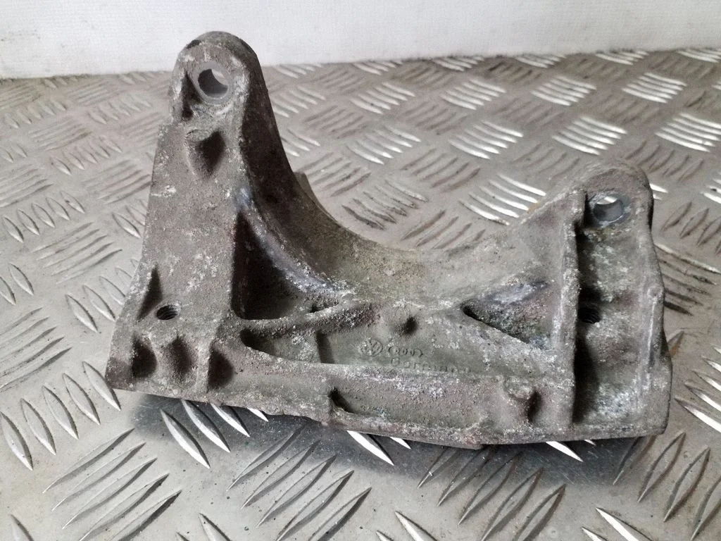 Dzinēja stiprinājuma kronšteins 4A0199354