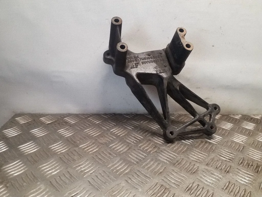 Dzinēja stiprinājuma kronšteins 7M0199308B