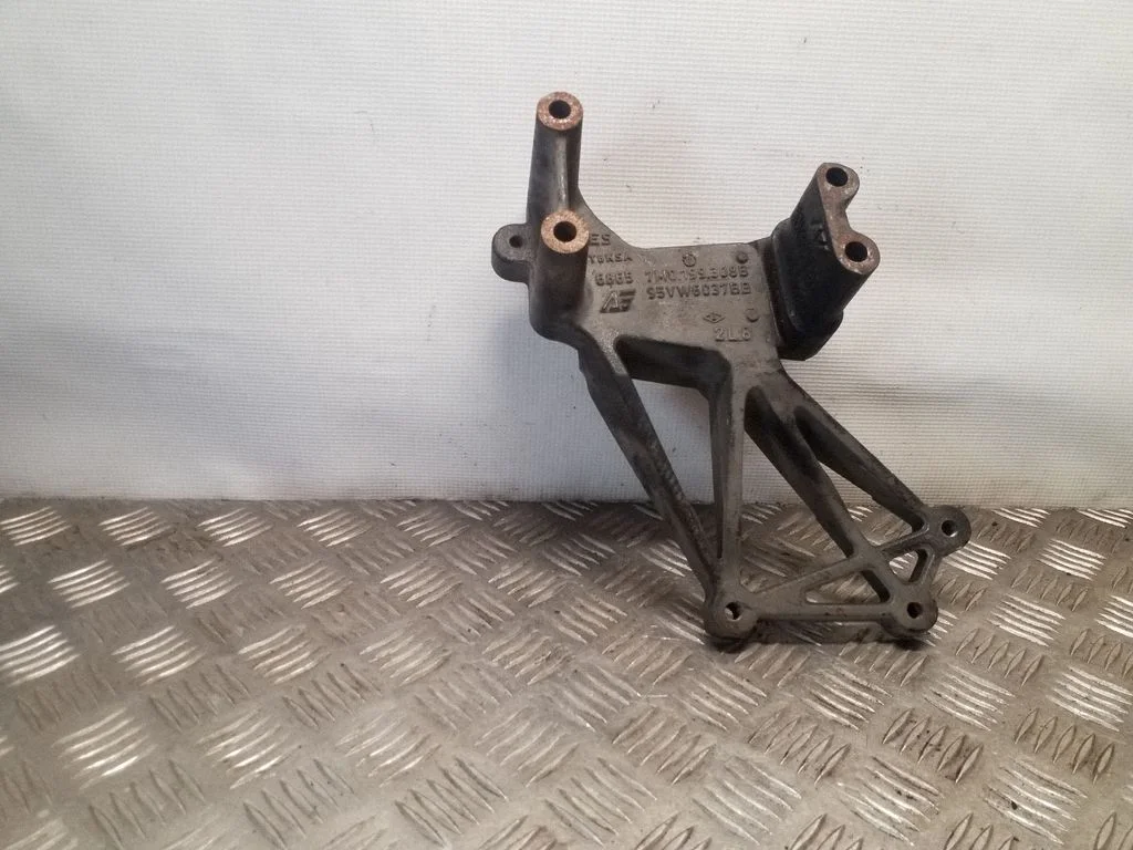 Dzinēja stiprinājuma kronšteins 7M0199308B