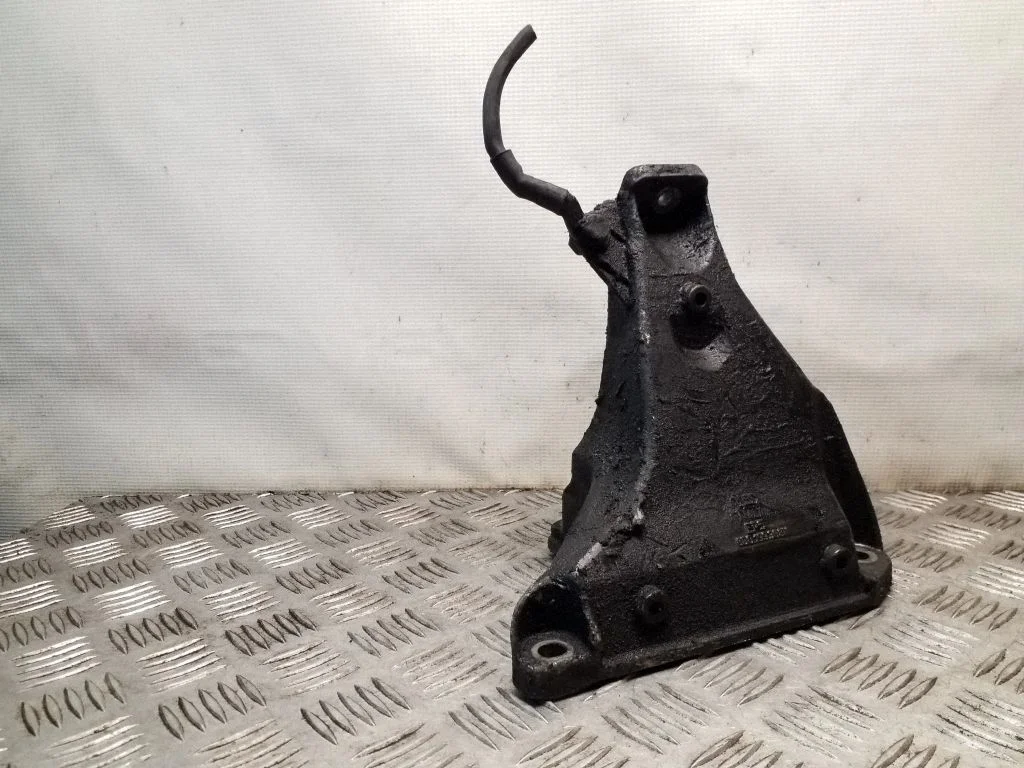 Dzinēja stiprinājuma kronšteins 8D0199308N