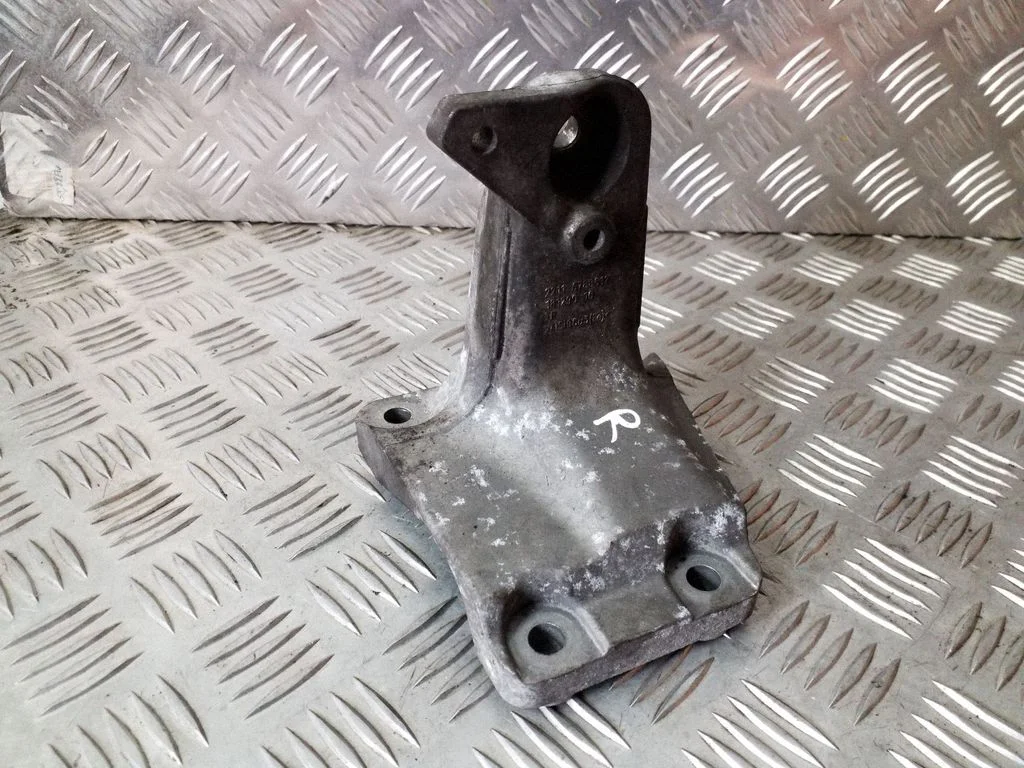 Engine mounting bracket 6788612