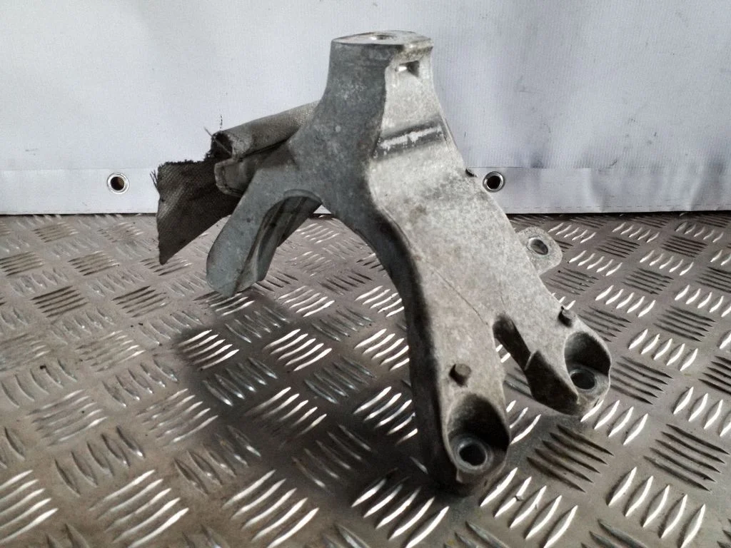 Engine mounting bracket – Audi A6 S6 C7 4G (2011-2018)