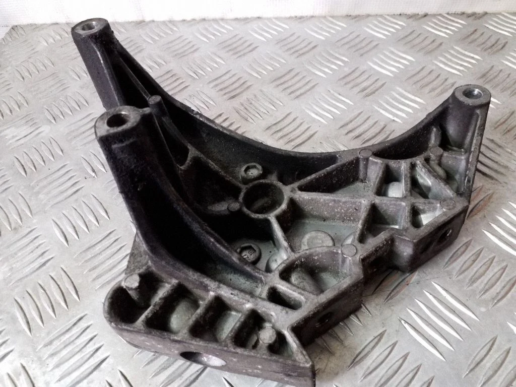 Mootori kinnituskronstein 03L199207
