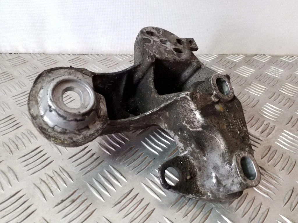 Dzinēja stiprinājuma kronšteins – Audi A4 S4 B5 8D (1999-2000)