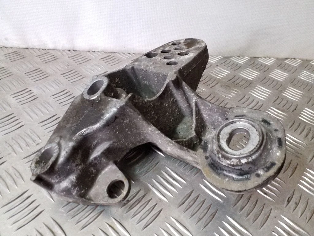 Dzinēja stiprinājuma kronšteins 4B0199351