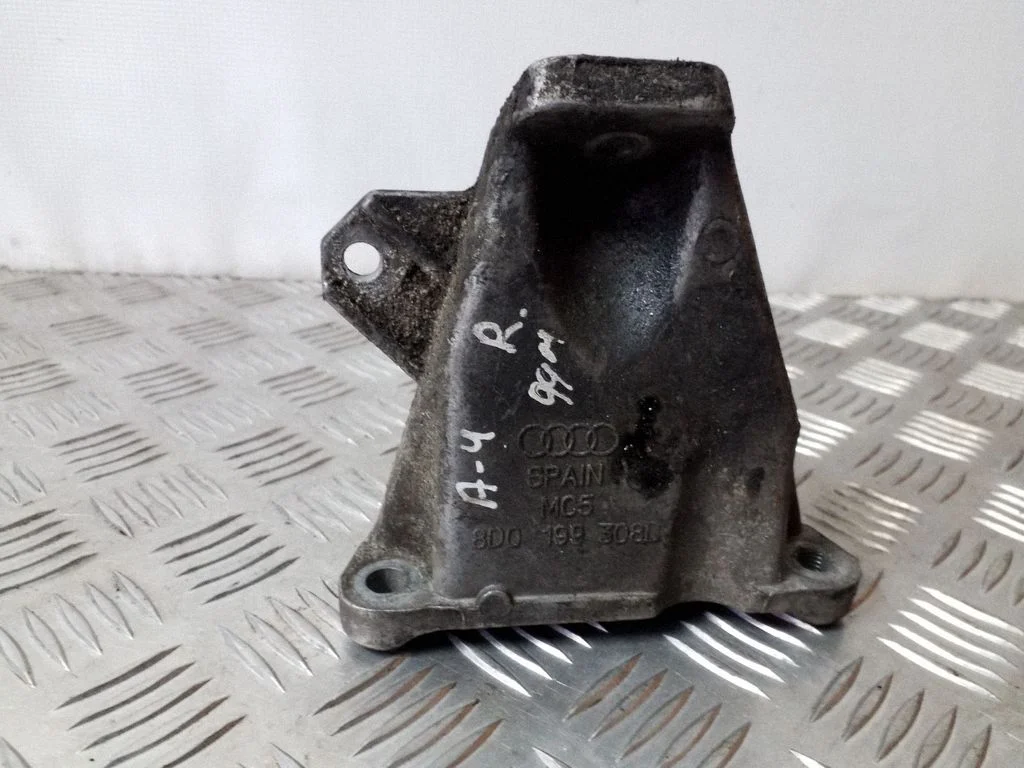 Engine mounting bracket – Audi A4 S4 B5 8D (1999-2000)