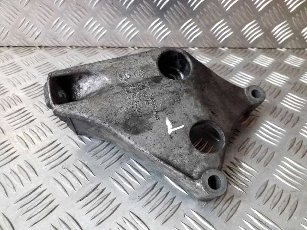 Engine mounting bracket 6788611