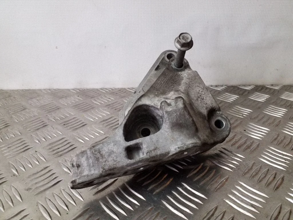Engine mounting bracket 25947952