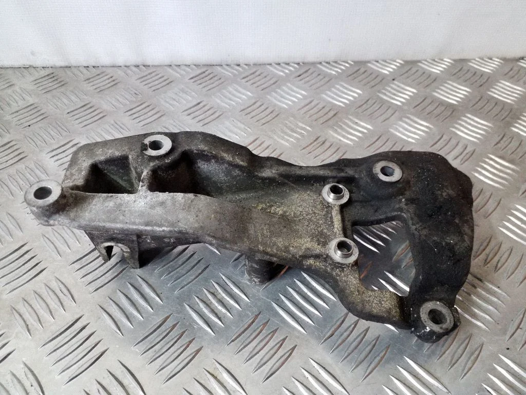 Engine mounting bracket