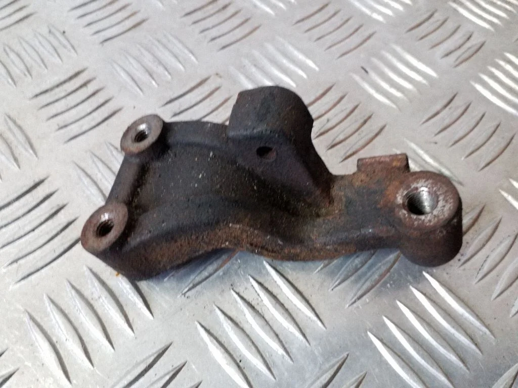 Engine mounting bracket