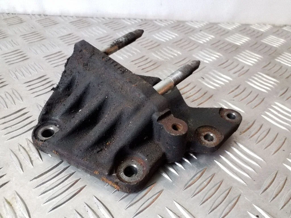 Engine mounting bracket