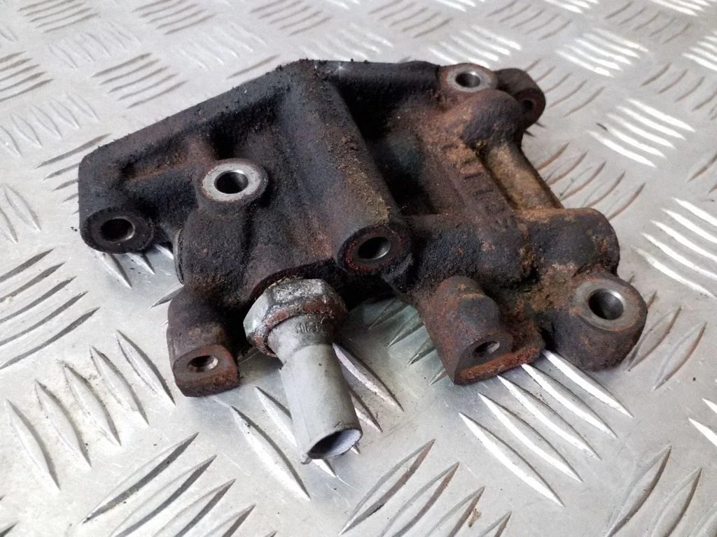 Engine mounting bracket