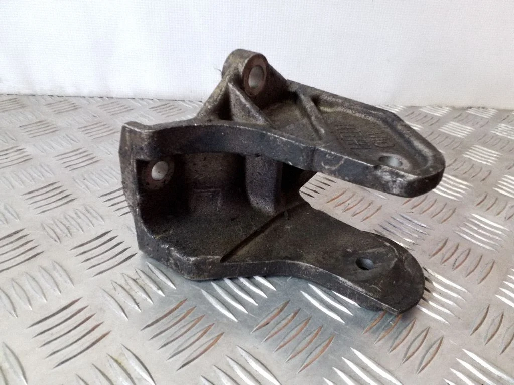Engine mounting bracket