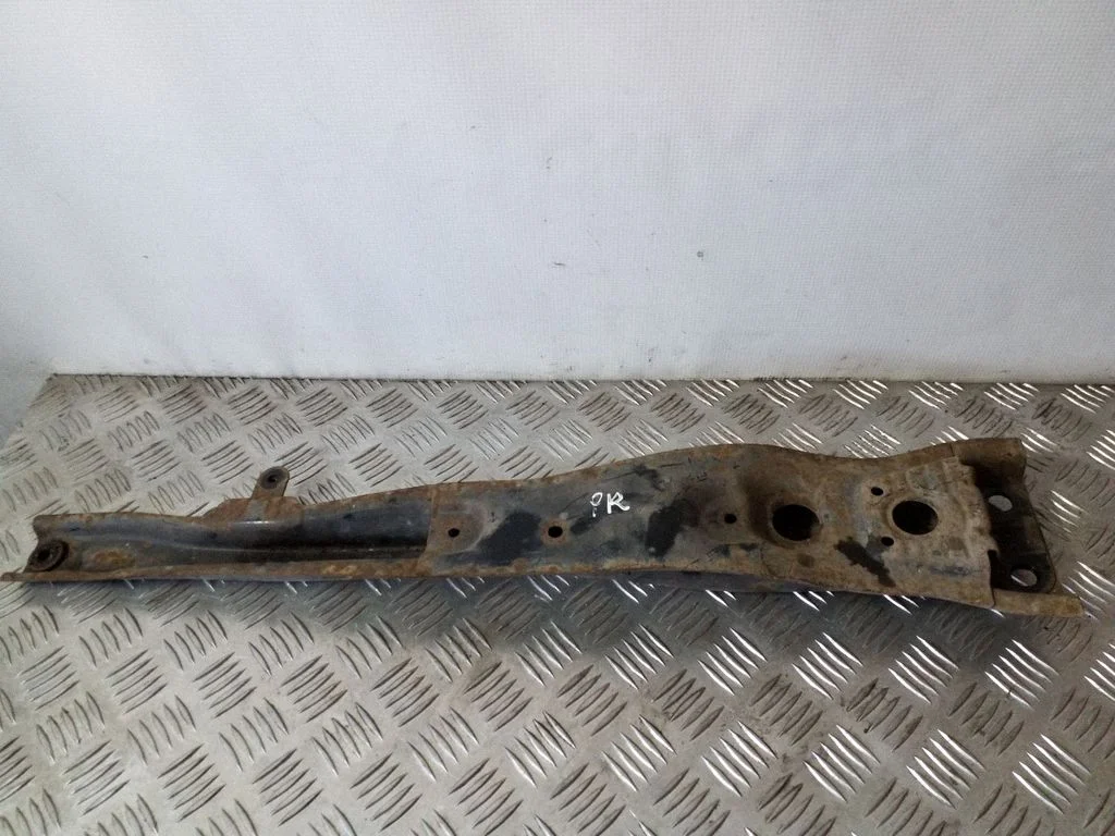 Engine mounting bracket