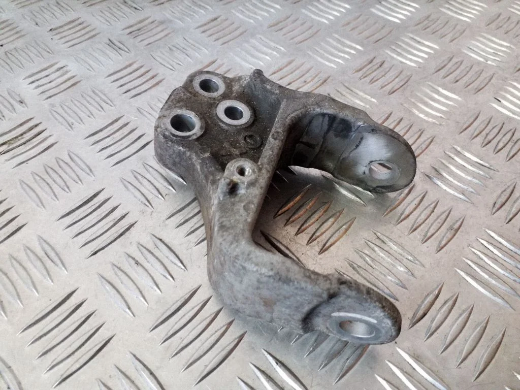 Engine mounting bracket – right