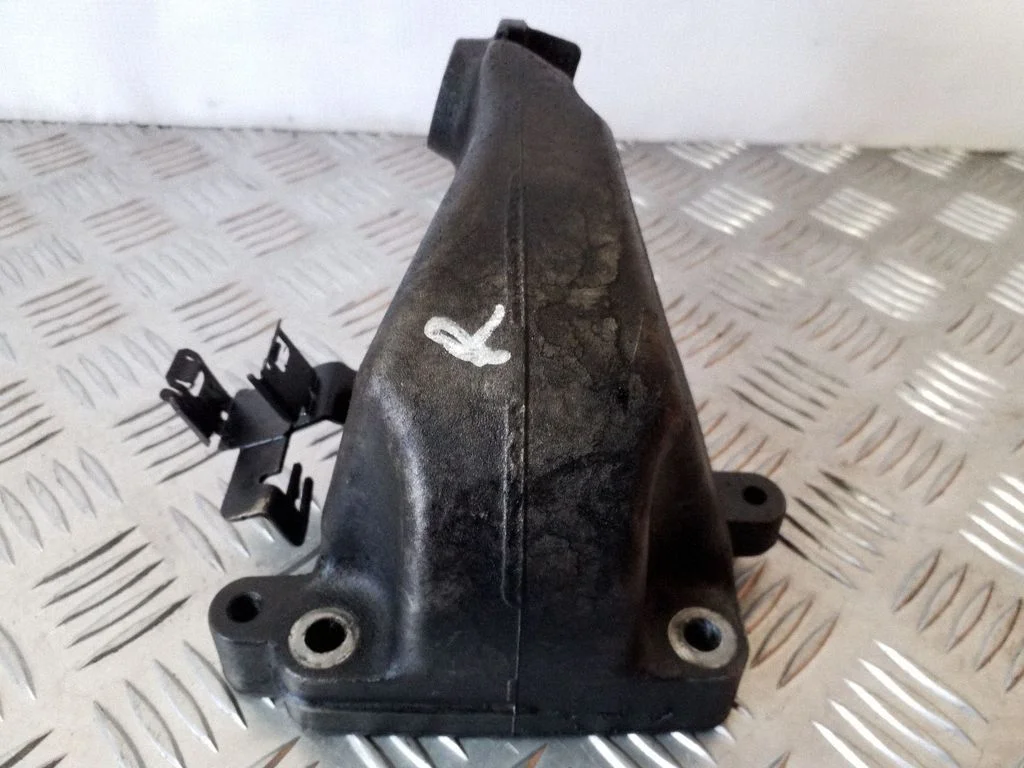 Dzinēja stiprinājuma kronšteins A6422230304