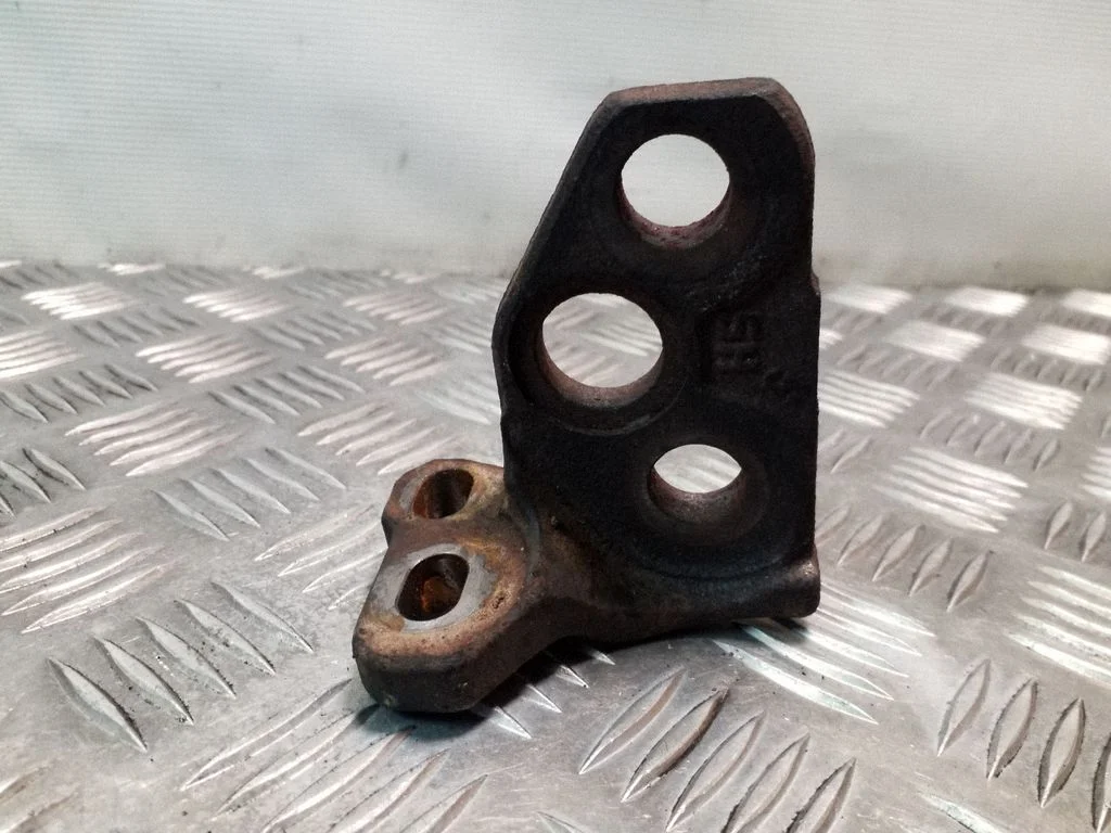 Engine mounting bracket