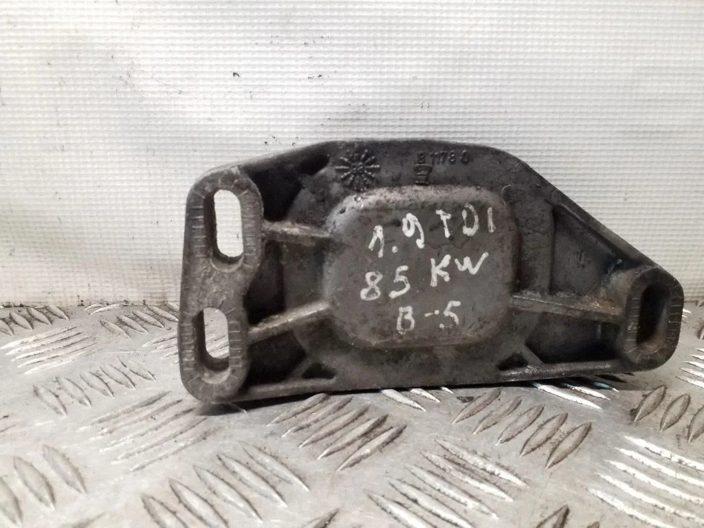 Mootori kinnituskronstein – Volkswagen Passat B5 (1997-2000)