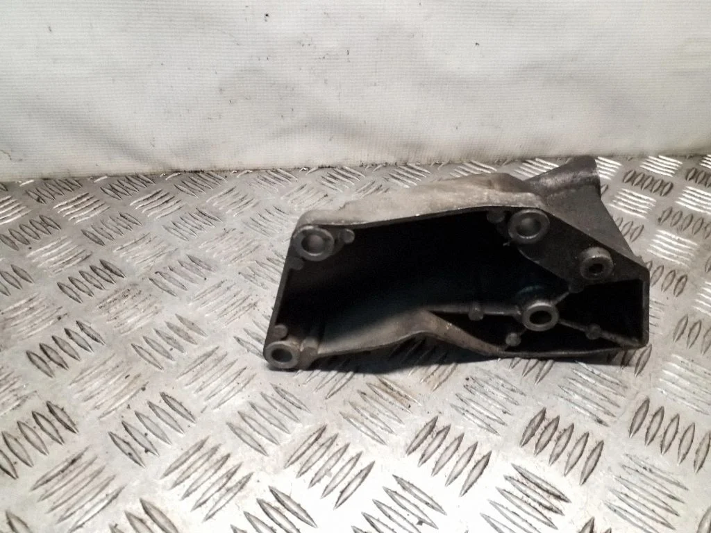 Dzinēja stiprinājuma kronšteins 8D0199307J