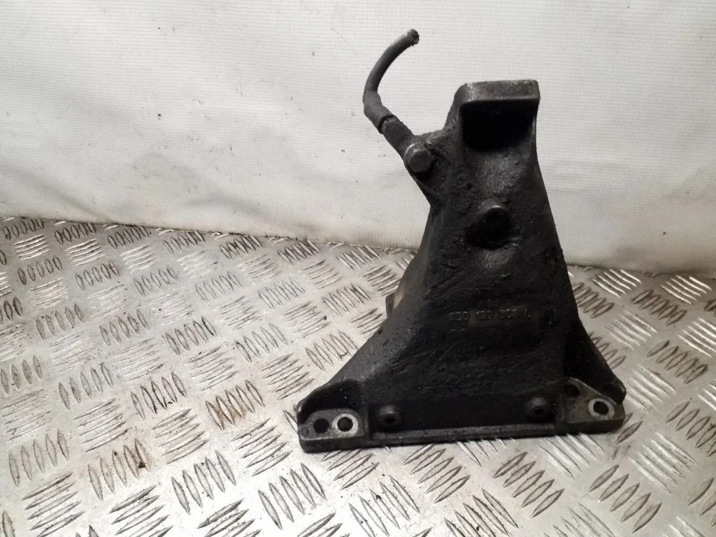 Dzinēja stiprinājuma kronšteins 8D0199308L