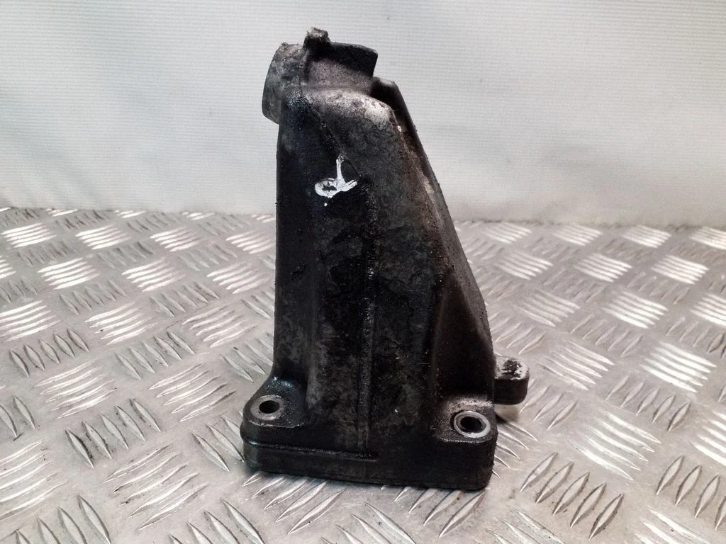 Engine mounting bracket A6422230504