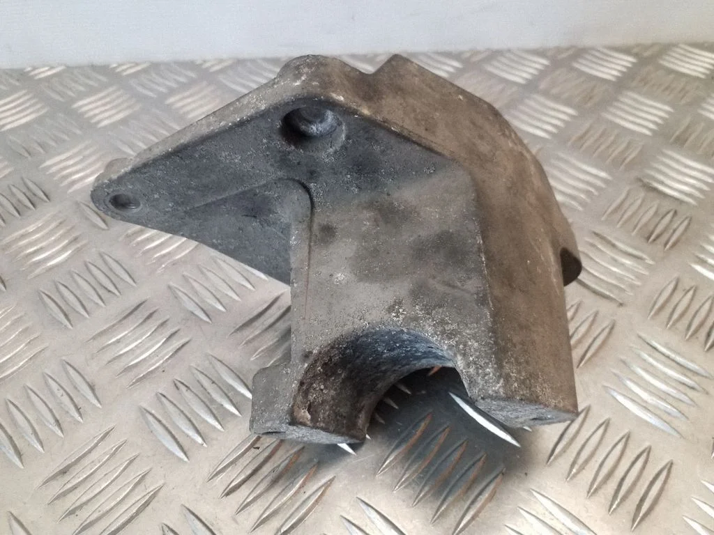 Dzinēja stiprinājuma kronšteins 7M3145961F