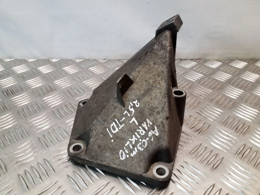 Mootori kinnituskronstein 4B0199307F