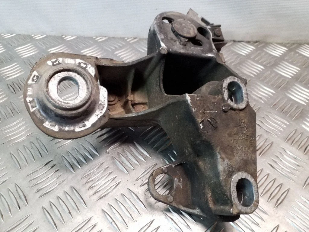 Mootori kinnituskronstein – Audi A6 Allroad C5 (1999-2005)