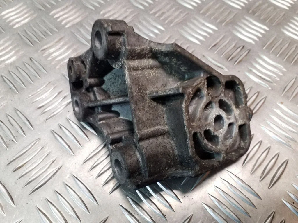 Engine mounting bracket 86341232