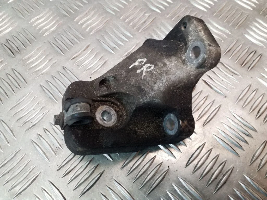 Engine mounting bracket