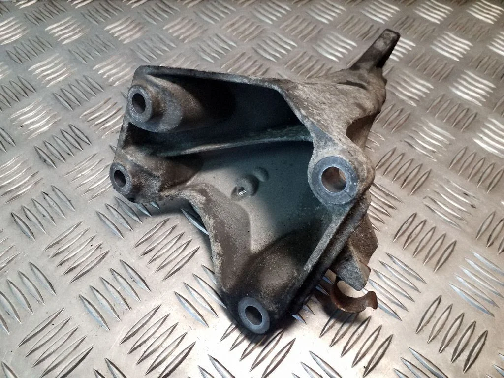 Engine mounting bracket 6781916