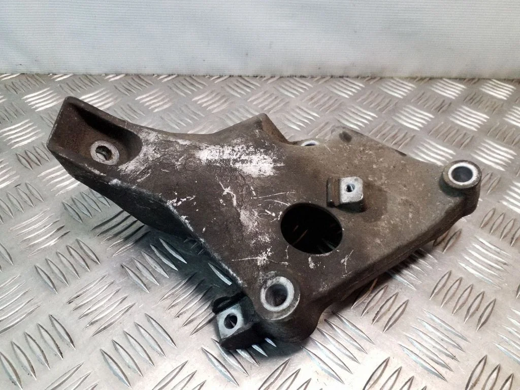Engine mounting bracket 6775041