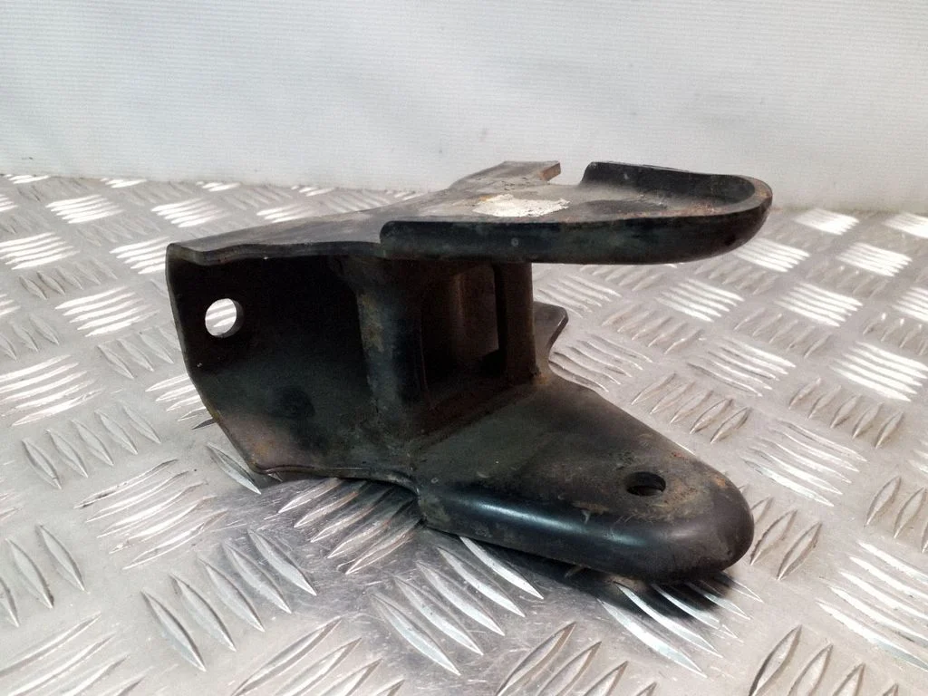 Engine mounting bracket
