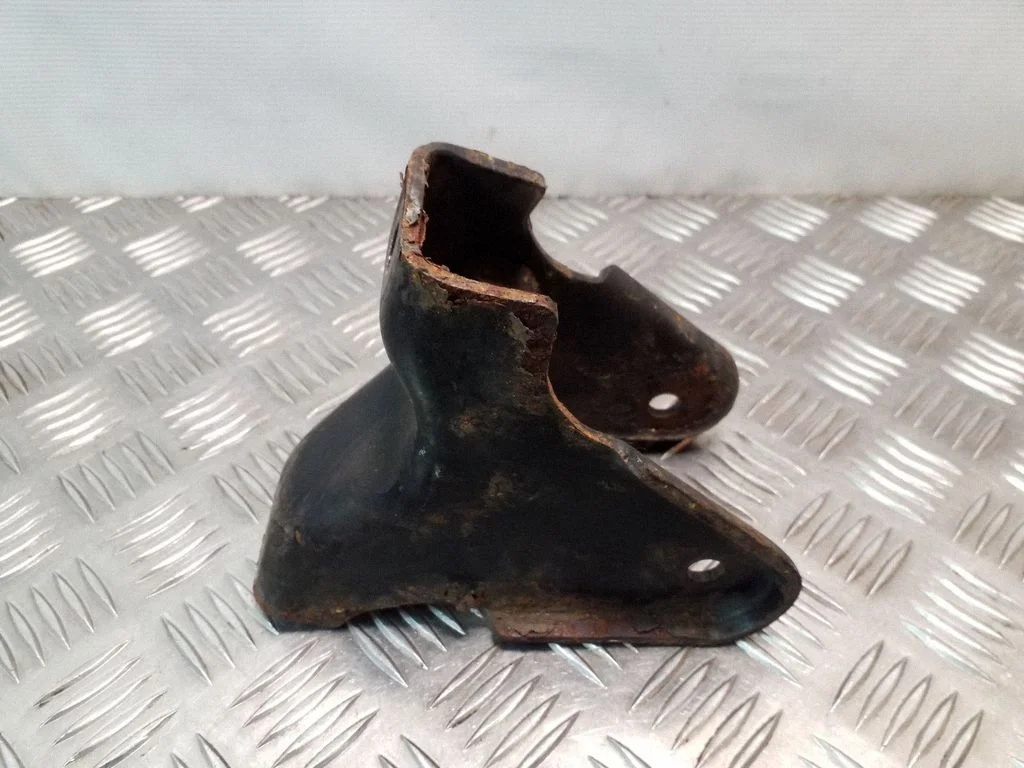 Engine mounting bracket
