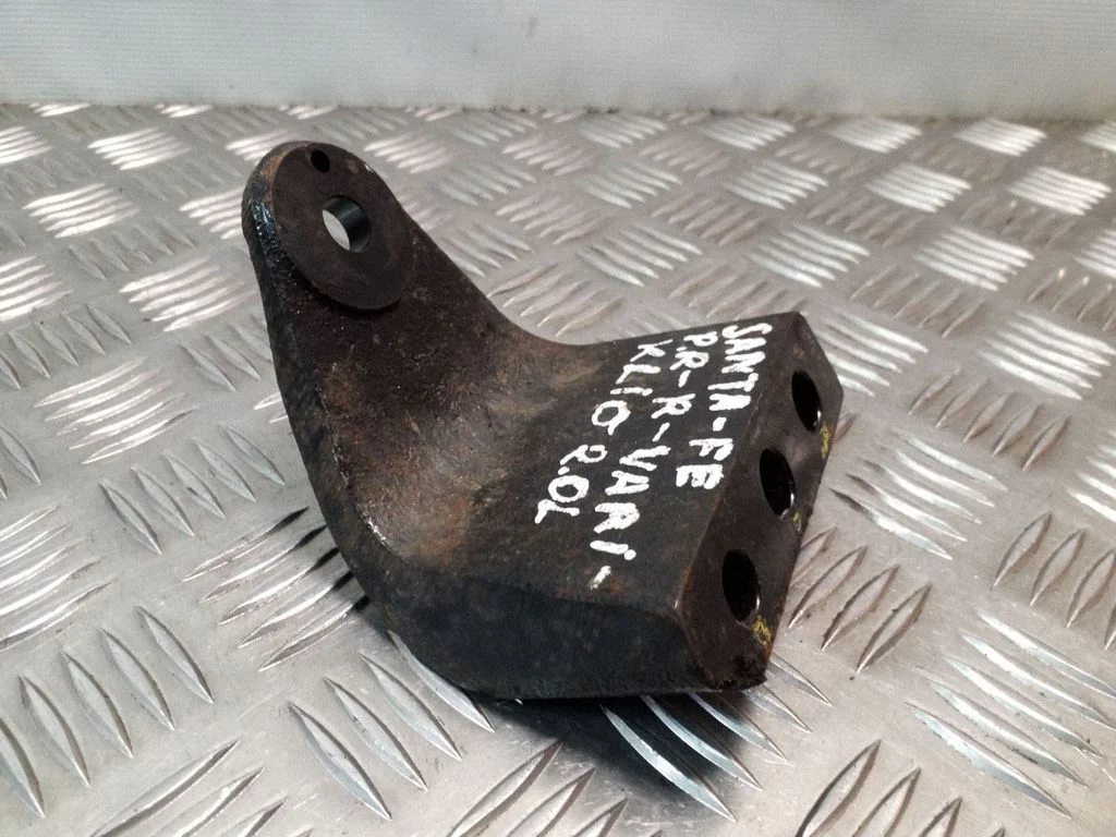 Engine mounting bracket – right