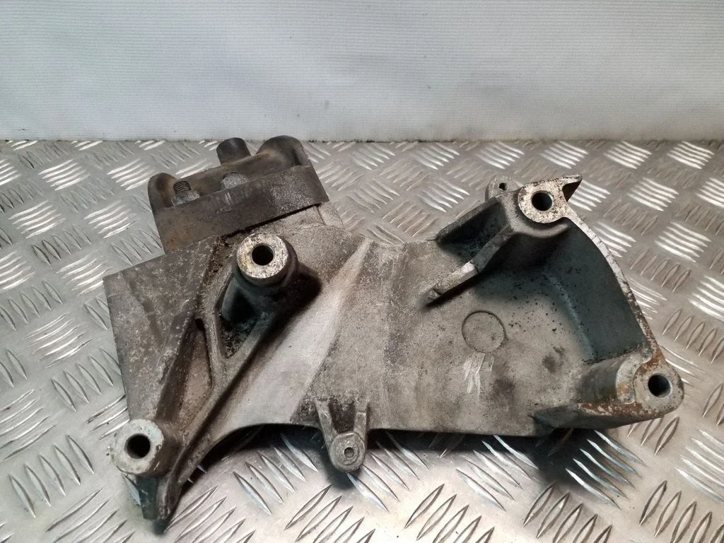 Engine mounting bracket