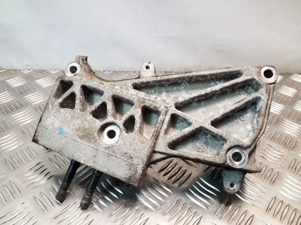 Engine mounting bracket