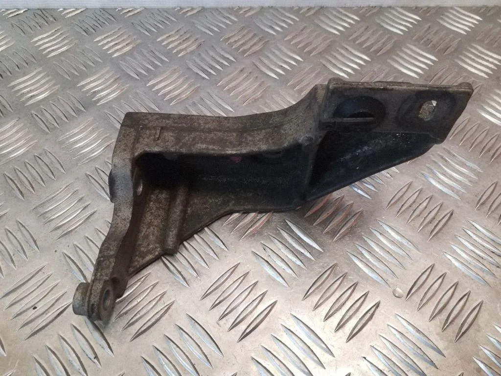 Engine mounting bracket 8200134981