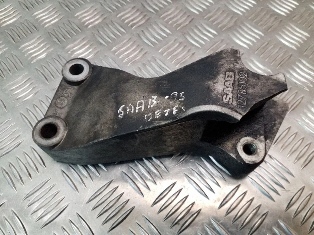 Mootori kinnituskronstein 12785102 – Saab 9-3 Ver2 (2003-2007)
