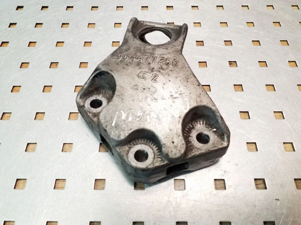 Dzinēja stiprinājuma kronšteins 964477250