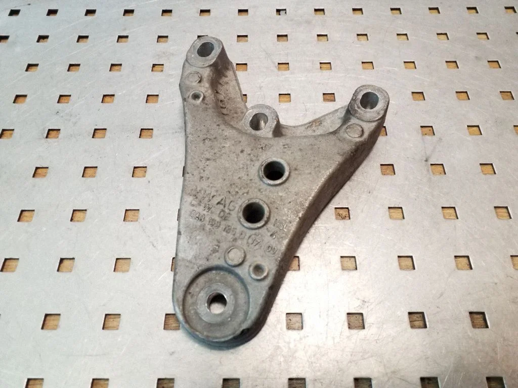 Dzinēja stiprinājuma kronšteins – Seat Ibiza III (6L) (2002-2008)