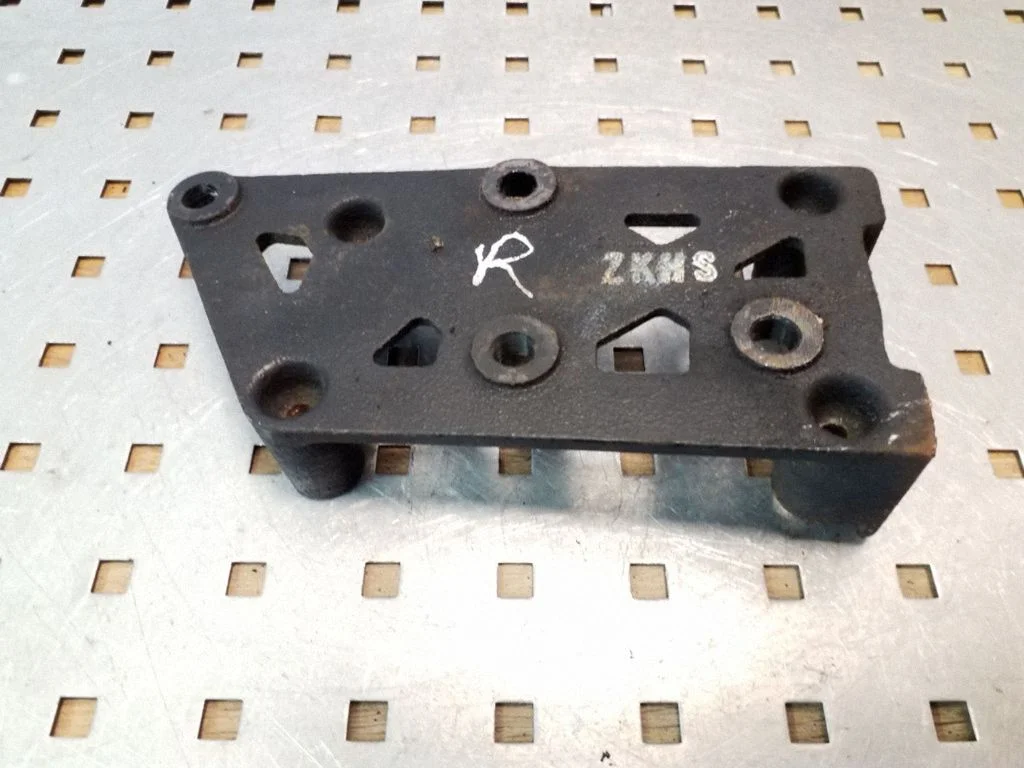 Engine mounting bracket – right