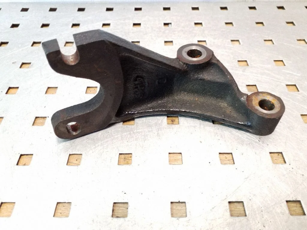 Engine mounting bracket
