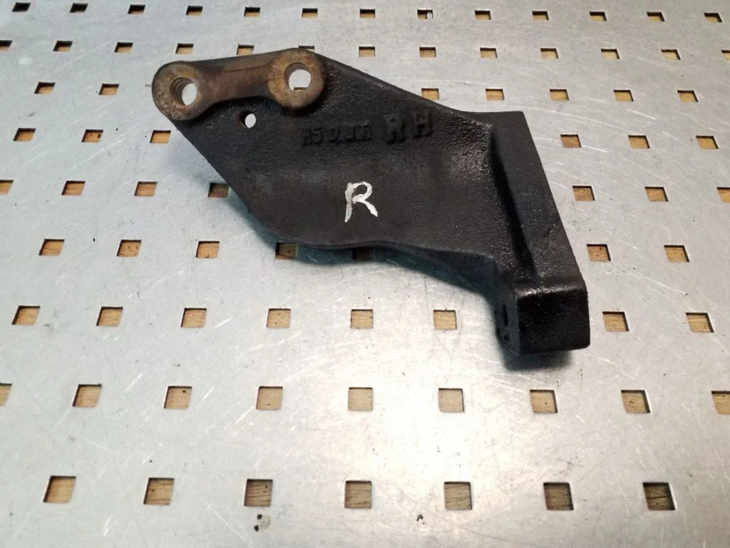 Engine mounting bracket – right