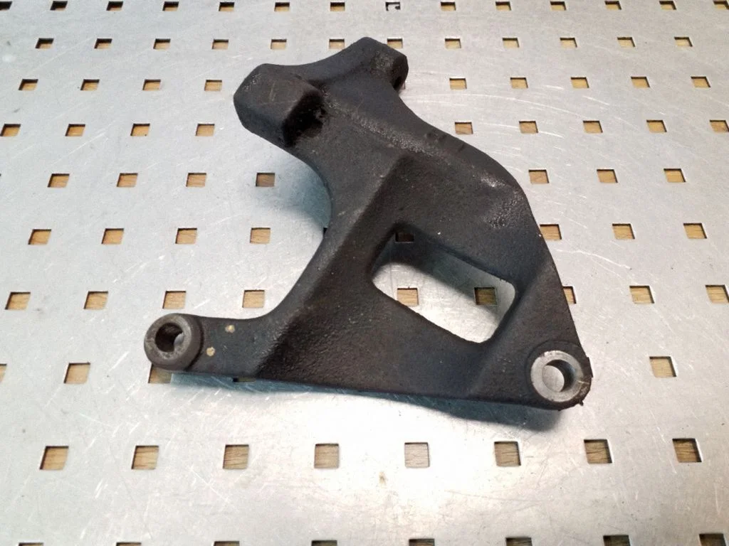 Engine mounting bracket