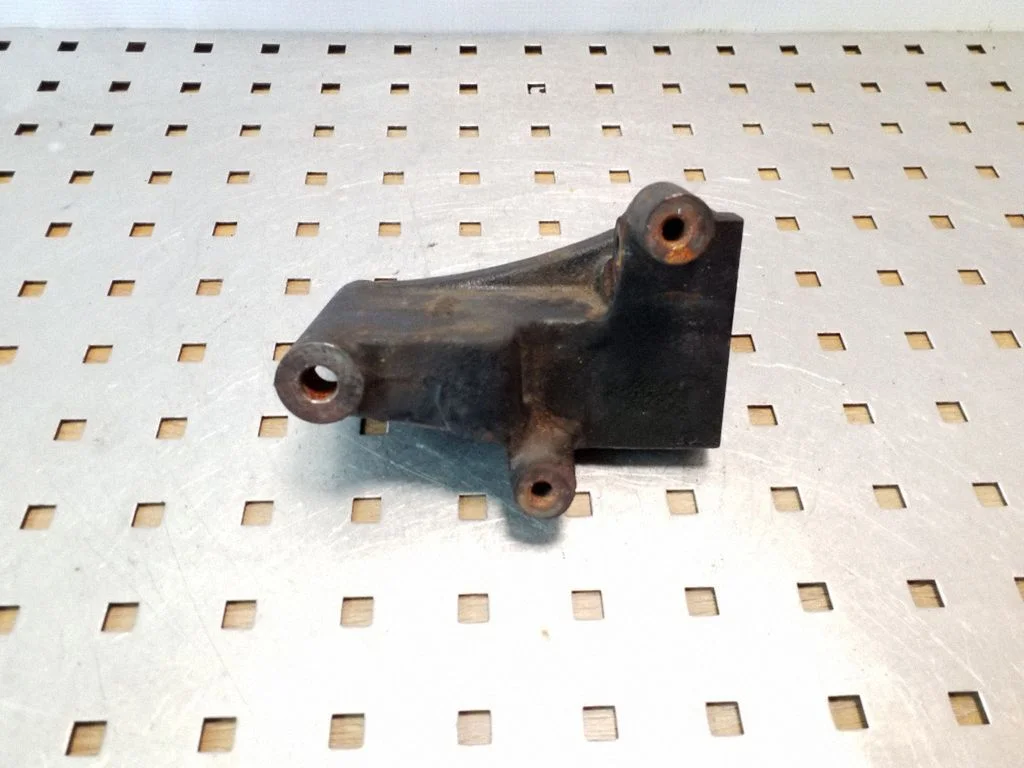 Engine mounting bracket – right