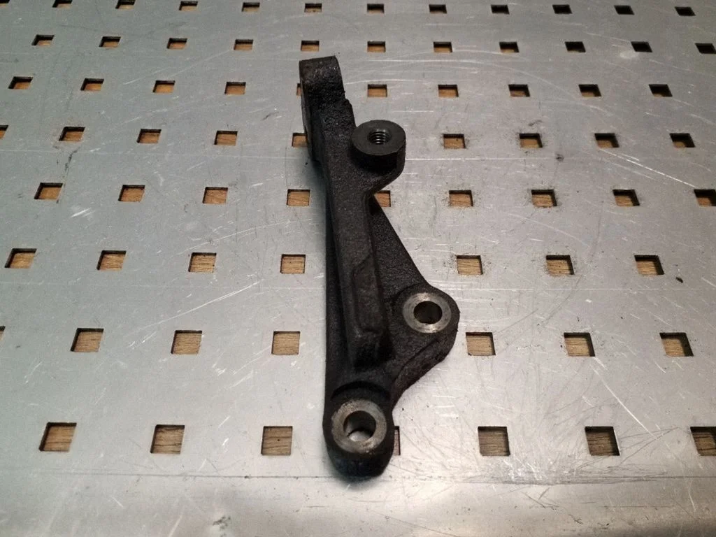 Engine mounting bracket