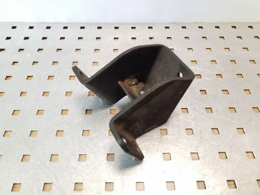 Engine mounting bracket